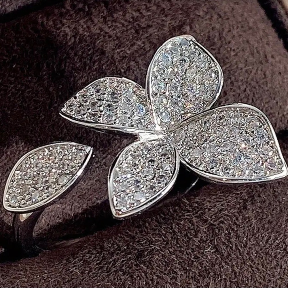 Flower design Silver Ring With White Zircon Crystals New!
